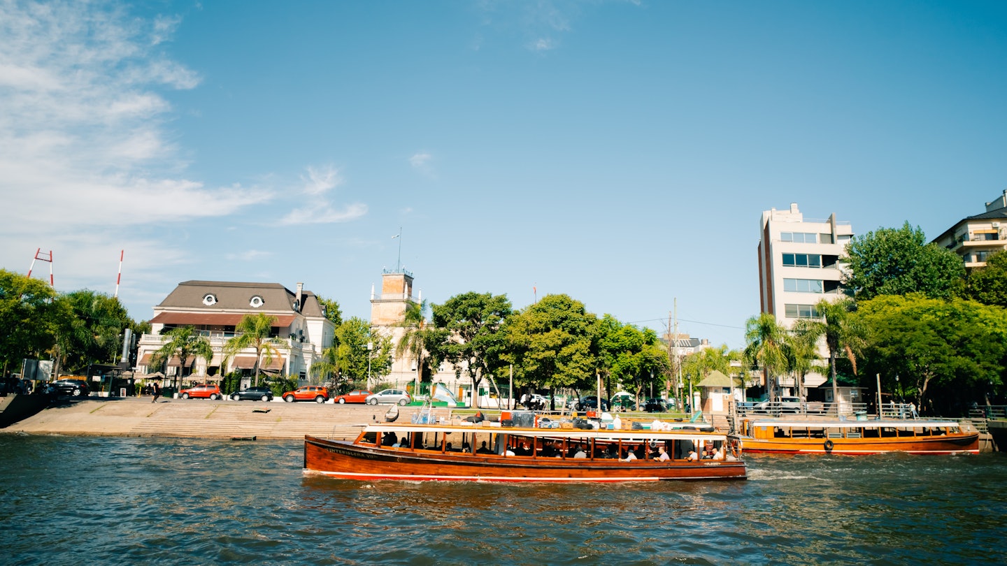 Panoramic view of Boats at Tigre River - Tigre, Buenos Aires, Argentina - feb 2th 2024. High quality photo, License Type: media, Download Time: 2025-01-30T17:54:28.000Z, User: adouglaslott59, Editorial: true, purchase_order: 65050 - Digital Destinations and Articles, job: future digital articles, client: future digital articles, other: Ann Douglas Lott